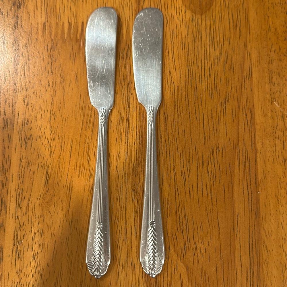 WM Rogers Mfg Co IS. Silver plated butter spreading knife. Allure pattern. 6”